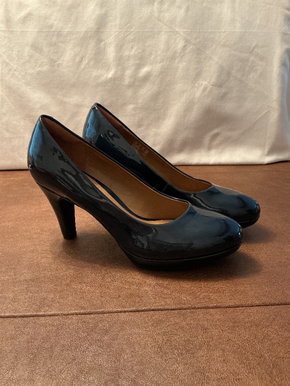 Clark’s Cushion Soft Navy Patent Faux Leather Round Toe Mid Heel Pump Sz 9M